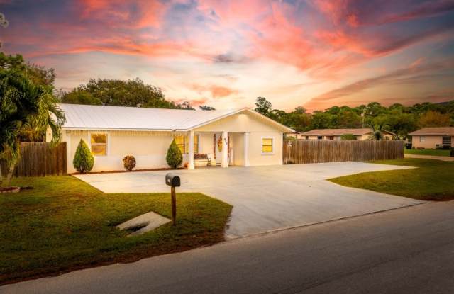 Charming 3bed with Huge Fenced Yard photos photos