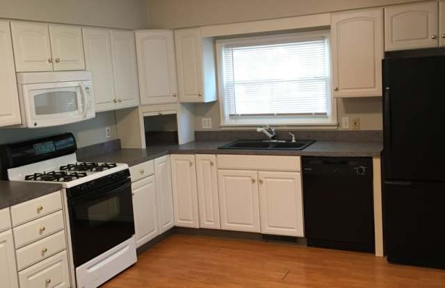 Excellent Liverpool 3 Bedroom Ranch with Garage and Private Yard Gallery 3