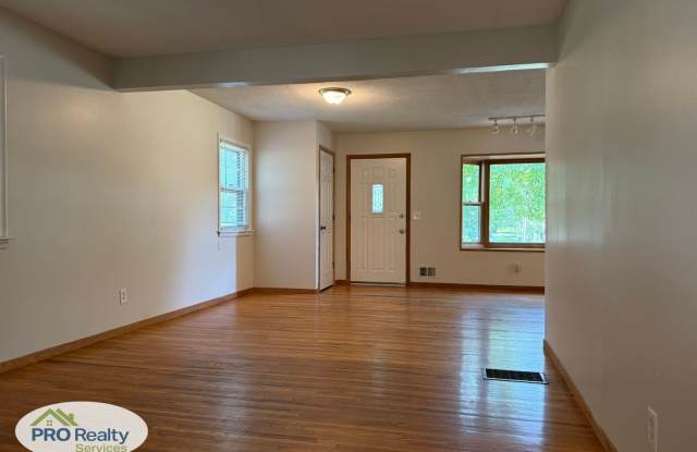 4 Bedroom Home One Block from Medicine Lake Gallery 4
