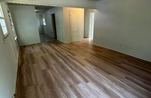Updated 2 Bedroom Home Gallery 3