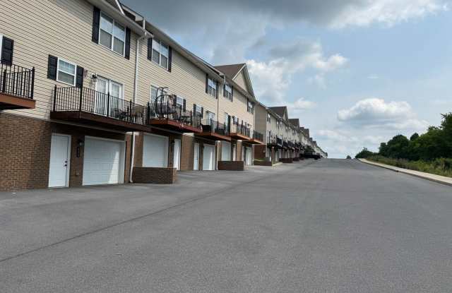Tri level 2 bed, 2.5 bath Condo! Lakeridge School District. Gallery 3