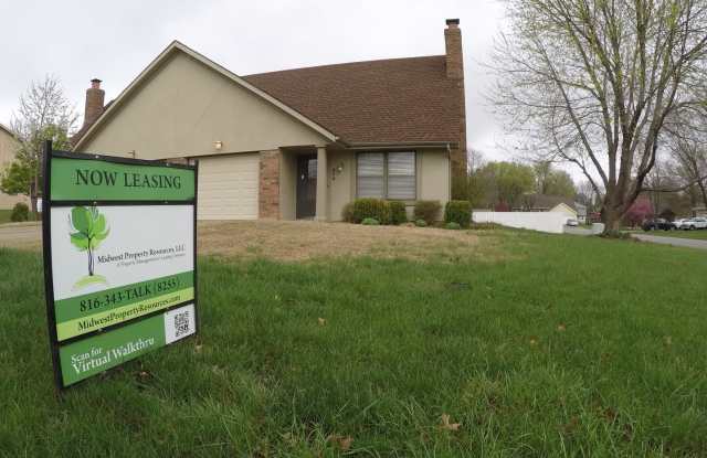 Charming 2bd 1.5 bath Duplex w/ Garage for Lease | Midwest Property Resources, LLC - 518 Southeast Hampton Street, Lee's Summit, MO 64063