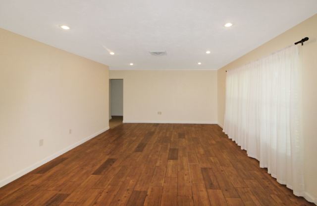 Jacaranda West Annual Pool Home for Rent Gallery 4
