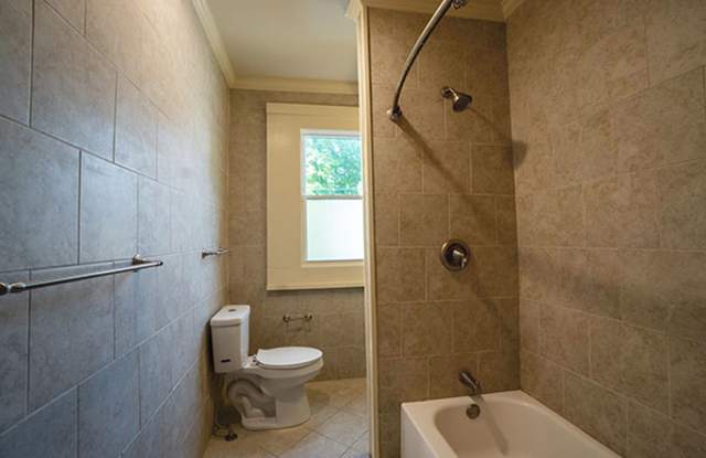 315 Greenwood Pl - Available 06/01/27 - 5 Bedroom Townhouse close to stores and restaurants! Gallery 4