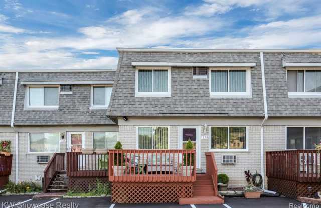 2 Bed townhouse with Gas and water included! photos photos