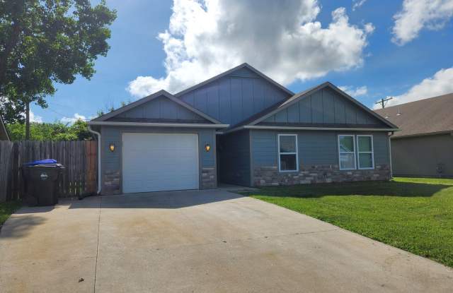 Like new 4BR, 2BTH with att gar and over 1500sq ft! photos photos