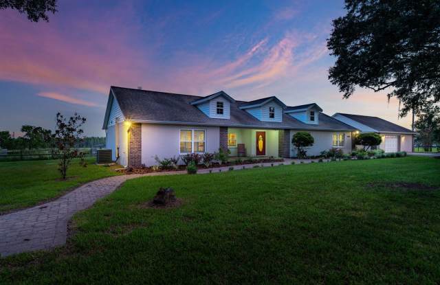 Country living close to everything - 3 bed, 3.5 bath, on an acre - 28536 Saint Joe Road, Pasco County, FL 33525