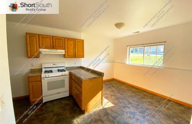 4 bed 2 bath Single Family Home photos photos