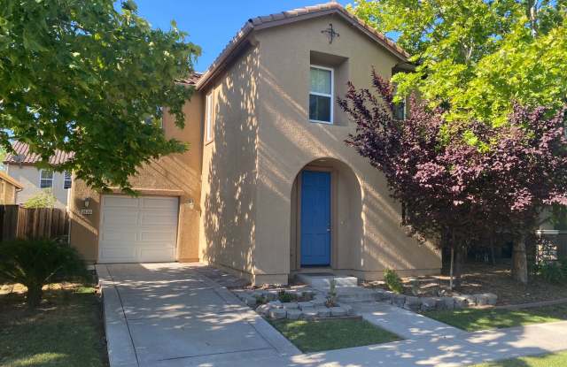3 Bedroom, 2.5 bath house with loft space available now! - 2634 Nicolson Circle, Woodland, CA 95776