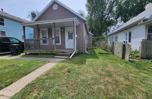 2 Bedroom Home in Bloomington! Gallery 1
