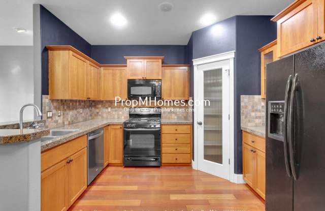 Cozy Two Bedroom Townhome in the Heart of Villebois - Newly Painted Interior! photos photos