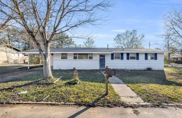 Renovated 4 Bedroom 2 Bath Home with Shop for Rent! - 2105 Wayne Drive, Tupelo, MS 38801