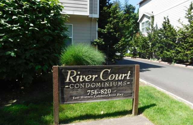 Updated 2 Bed 1.5 Bath Townhome in Peaceful setting near Sandy River! photos photos