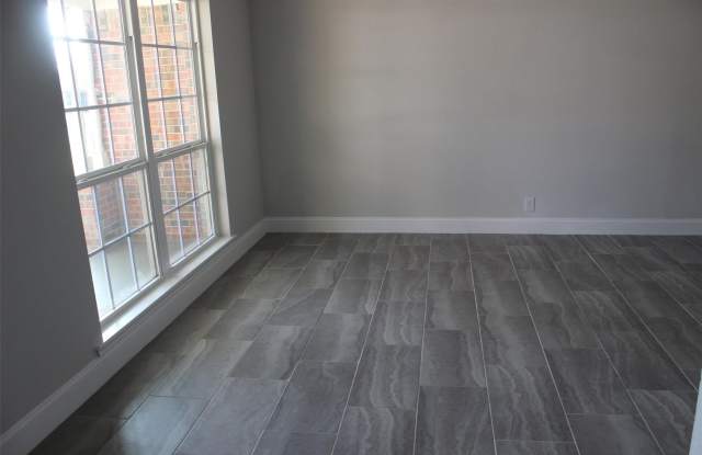1807 W Scott Street Gallery 4