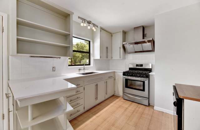 Charming 1950s Mid-Century 3 Bedroom/2 Bathroom House for Lease Gallery 3