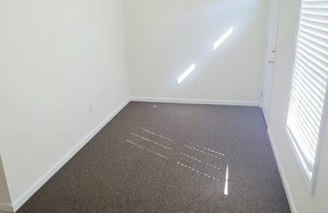 Spacious 2BR North End Townhouse w/ Garage & In-Unit Laundry Gallery 3