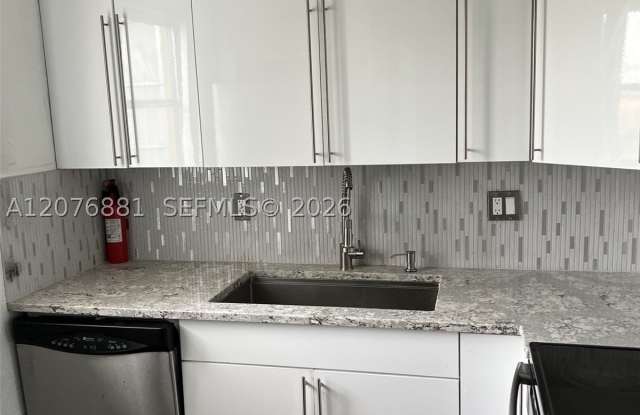 941 Crystal Lake Dr Gallery 3