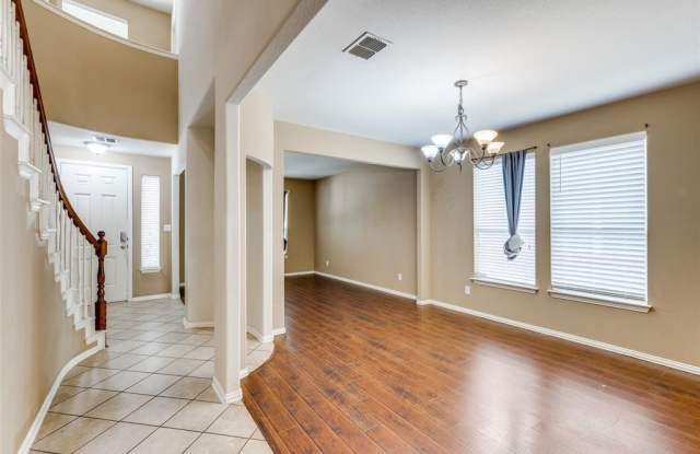 5800 Mariposa Drive Gallery 3
