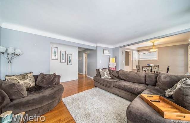 16940 W 13 MILE Road Gallery 4