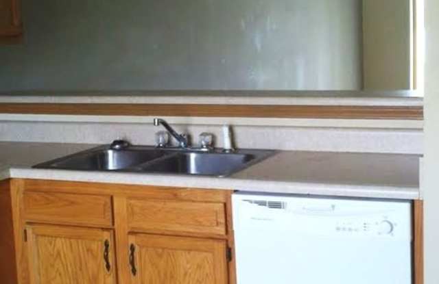 Spacious 3-Bedroom, 2-Bathroom Duplex with 2-Car Garage! Gallery 4