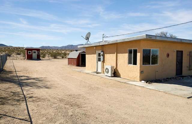 2bd/1ba Home on 2.5 Fenced Acres – Free Well Water, $1,600/mo. Gallery 4