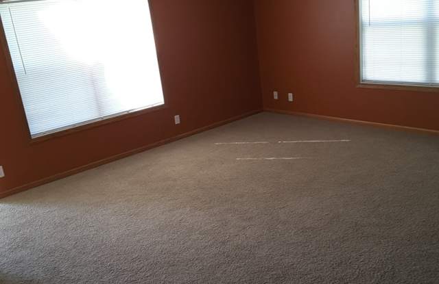 Beautiful 4 Bedroom 3 Bathroom Town-Home For Rent Gallery 4