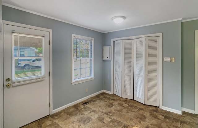 Available August 15th!!! Large 3 Bed 2 Bath House NO CARPET! Gallery 3