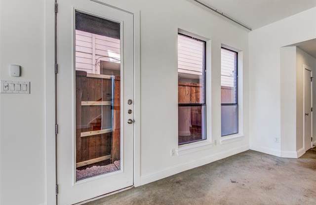5004 Mission Avenue Gallery 3