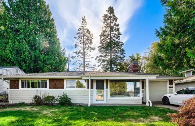 Charming 3-Bedroom Lakeridge Home with Large Fenced Backyard photos photos