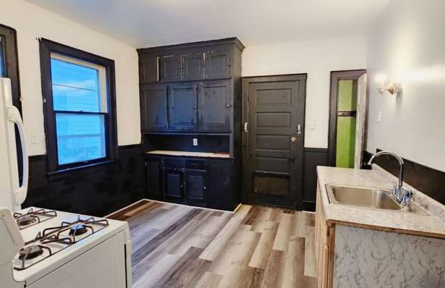 Charming 3BR Duplex in Milwaukee Gallery 3