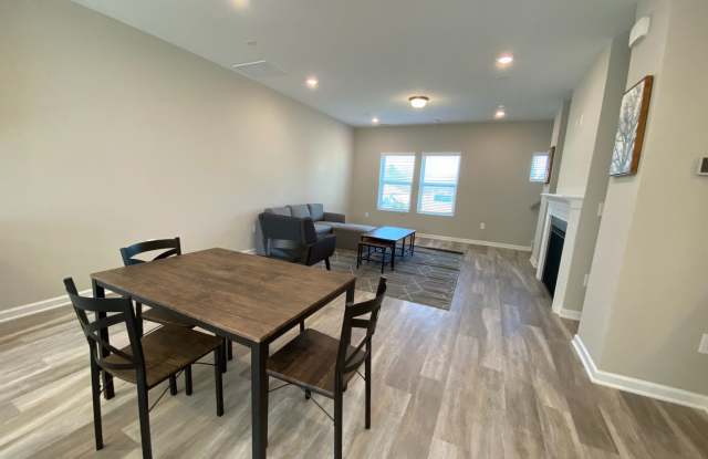 Room in 4 Bedroom Home at Adobe Pl Gallery 3
