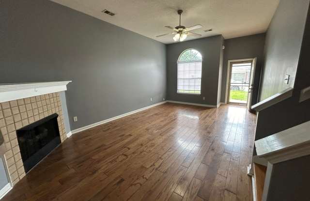 3BR/2.5BA  near Shelby Farms.  No CARPET! Small pets allowed. Gallery 4