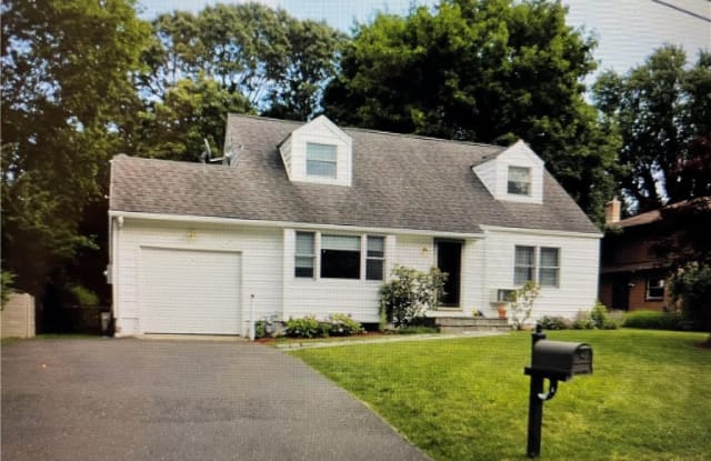 16 Bonan Drive - 16 Bonan Drive, Riverside, CT 06878