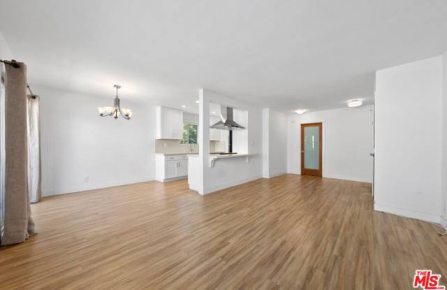 1700 S BARRINGTON AVE Gallery 4