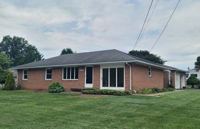 Single Family Living w/ Garage & Yard Gallery 1