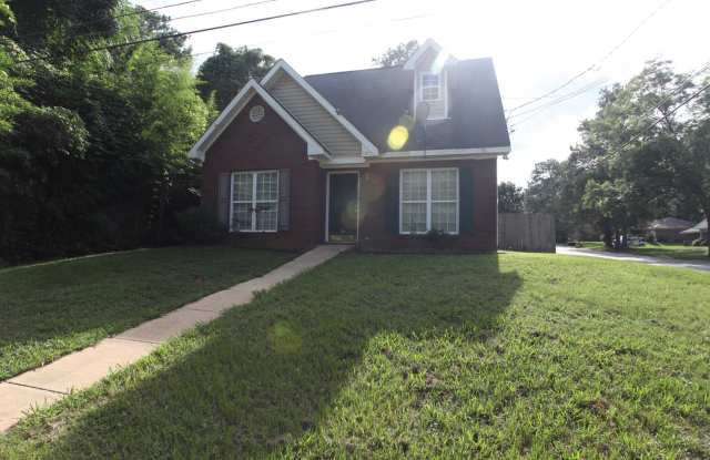 Conveniently Located Three Bedroom House Available this August! photos photos