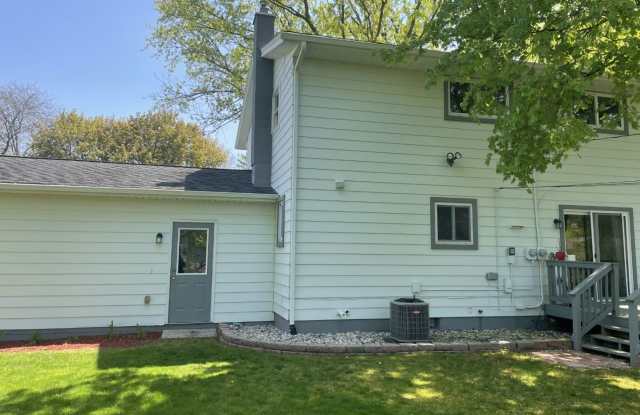 4 bedroom 2 bath home close to everything Gallery 4