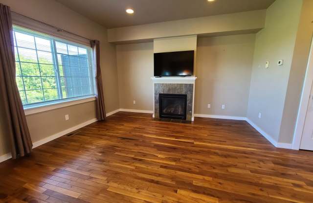Beautiful 3 Bed 2.5 Bath Town house with ALL the amenities! photos photos