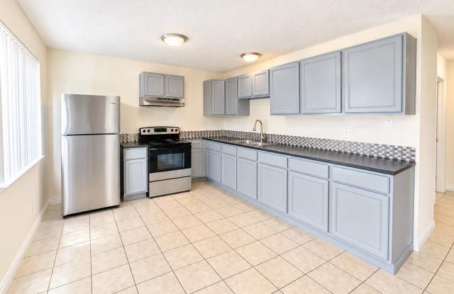 Cute Downstairs 2 bedroom with office! Gallery 1