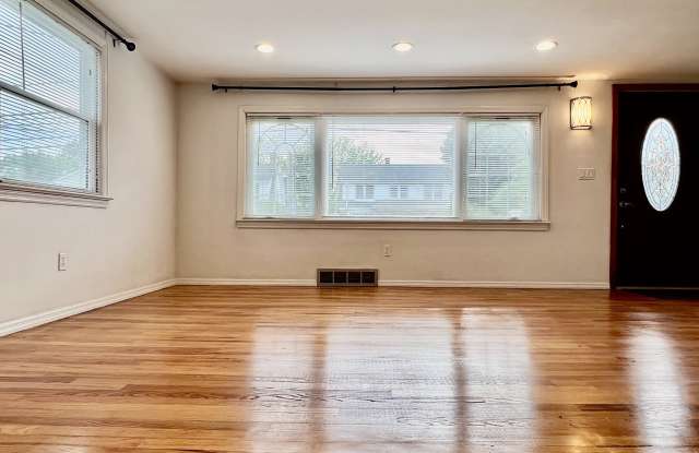 140 1/2 Stuart Avenue Gallery 3