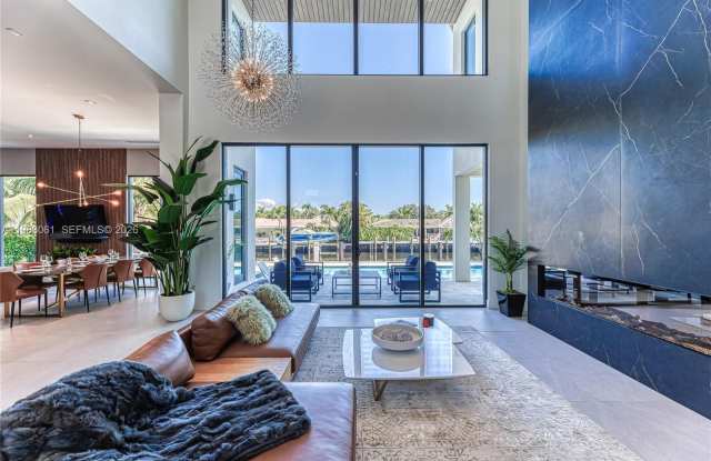 2817 NE 35th St photos photos