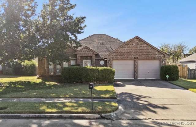 Located in a cul-de-sac, this 3 bedroom, 2 bath, 2 car garage home boasts over 2000 sq ft and a great fenced in yard. photos photos