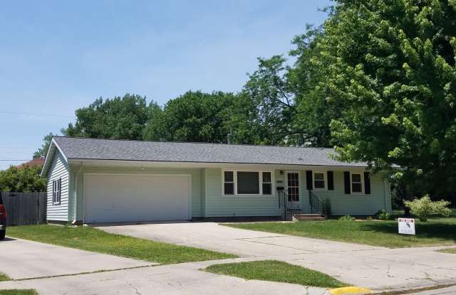 AVAILABLE AUGUST 1st! 3 Bedroom w/2 Car Garage  Fenced Yard-903 Yuma - 903 Yuma Avenue, Ames, IA 50014