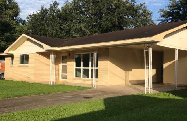 3 bedroom 1 1/2 bath brick home Gallery 3