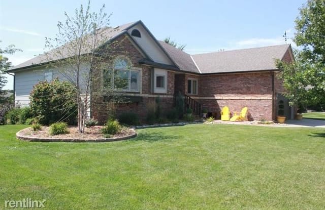 307 Lakewood Dr - 307 Lakewood Drive, North Newton, KS 67117