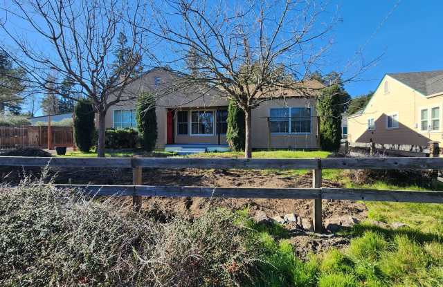 Excellent Location In Sebastopol. Across the street from Handline and Beekind. Commercial Business Permitted. photos photos