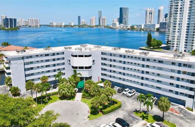 4000 NE 170th St photos photos