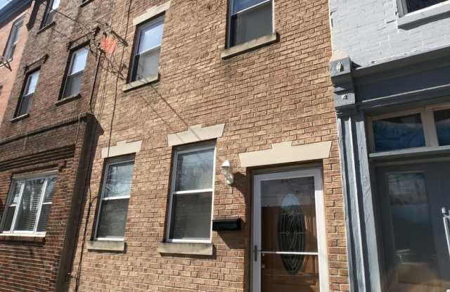 Modern 3-Story, 4 Bedroom , 2.5 Passyunk Sq. Home w/ W/D, HW fls., Deck, Dishwasher and more! - 1222 South 11th Street, Philadelphia, PA 19147