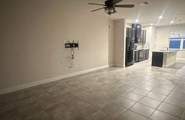 Beautiful 3 Bedroom, 2.5 Bath Winter Garden Townhome with Private Courtyard & 2-Car Garage! Gallery 4