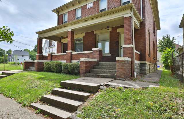 4 Bedroom , 2 Bath Newly Renovated Townhouse - Right off of High St - FREE Washer / Dryer and Off-street Parking photos photos